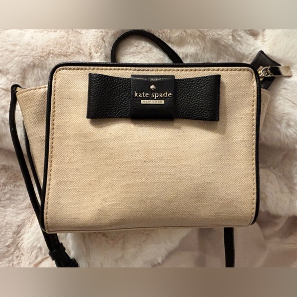 kate spade Handbags - Kate Spade Black Bow on Cream Straw-like Crossbody Bag